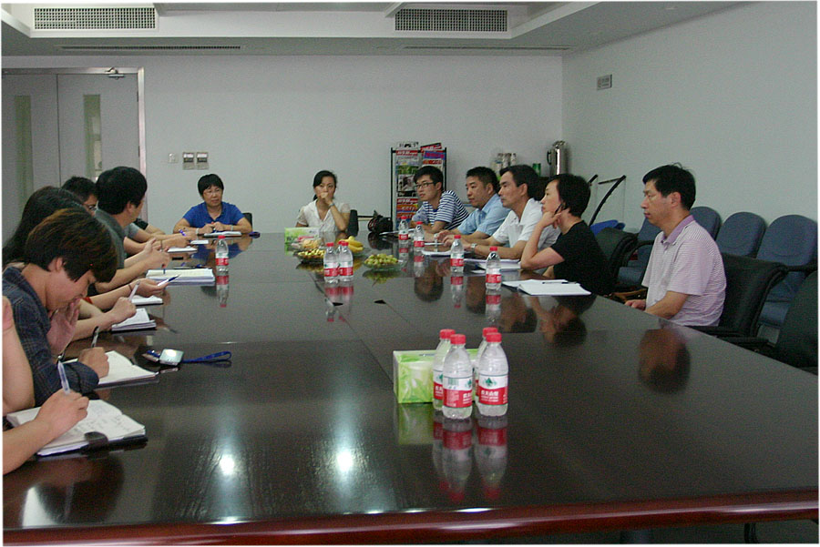 河联村党支部委员徐鹏程专门负责草莓园的技术和日常管理