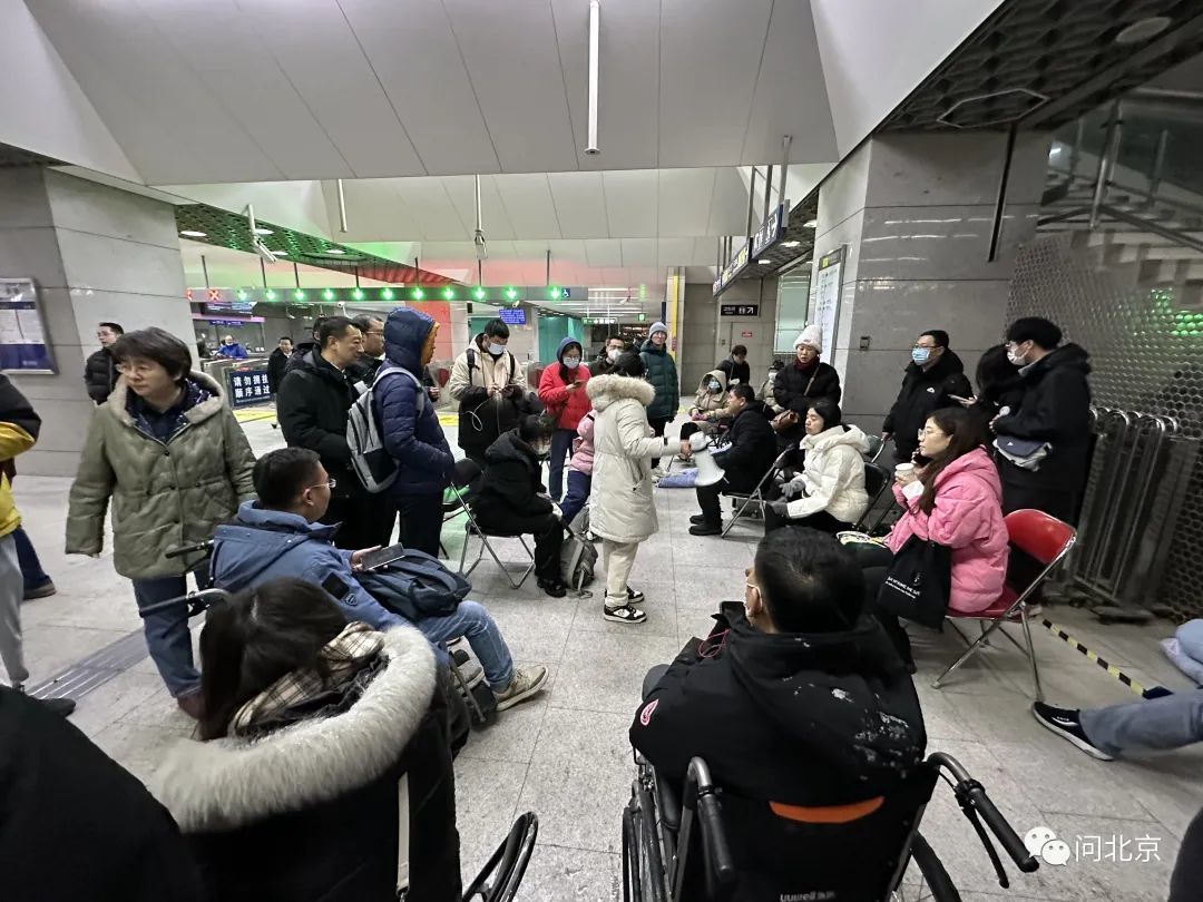 北京地铁昌平线事故30余人受伤，今日降速运营，直击雪夜救援情况